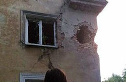 Під Донецьком снаряд пробив стіну житлового будинку (фото)