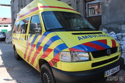 Івано-франківські волонтери передали машину швидкої допомоги (фото)