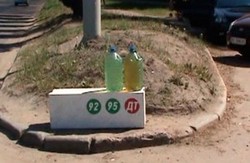 Харків'яни продовжують торгувати незаконним бензином (фото)