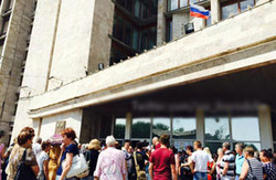 Мирні жителі Донецька вийшли до «будинку уряду» з вимогою припинити війну (фото, відео)