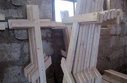Луганським столярам все частіше замовляють могильні хрести