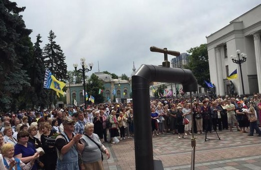 Активісти під Радою вимагають дати спокій малому бізнесу, - "Українські новини"