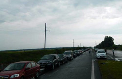 На трасі Маріуполь-Донецьк в черзі під Волновахою стоять сотні машин
