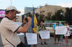 На площі Свободи пройшла акція в підтримку мешканців Маріуполя (фото)