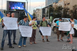 На площі Свободи пройшла акція в підтримку мешканців Маріуполя (фото)