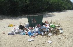 сміття на пляжах безлюдівки