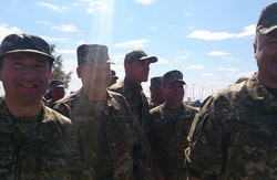 порошенко разом з військовими оглядає частину під чугуєвом