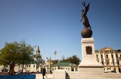 "україна, що летить", монумент, який встановили до дня міста у 2012 році