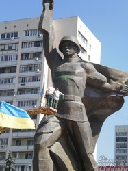 З пам’ятника совєтському солдату була змита символіка (фото)