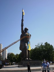 З пам’ятника совєтському солдату була змита символіка (фото)