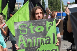 Не їжа, одяг чи іграшки: в Харкові пройшов марш за визволення тварин (фото)