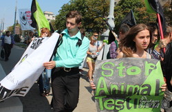 Не їжа, одяг чи іграшки: в Харкові пройшов марш за визволення тварин (фото)