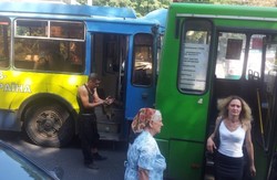 На Отакара Яроша тролейбус врізався у маршрутку (фото)