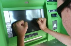 У глибинках Харківщини люди дістають гроші з банкоматів за допомогою цеглини