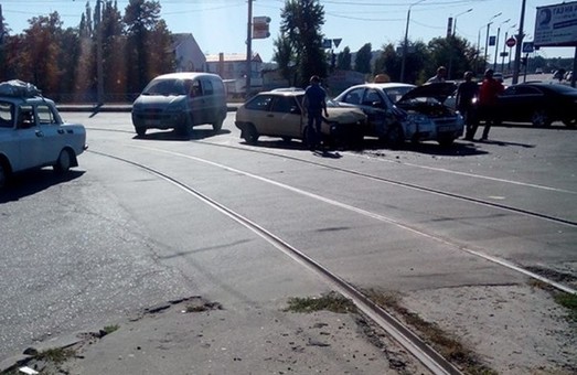 На вулиці Котлова сталася дорожня аварія за участю таксі (фото)