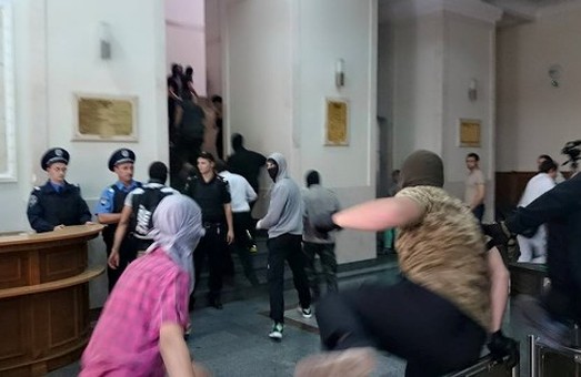 Як у Харкові штурмували міськраду під час сесії (фото)