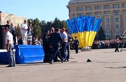 Як у Харкові під час присяги прем’єр Яценюк допоміг дівчині-поліцейській, яка втратила свідомість (фото, відео)