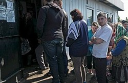 У Луганську три людини втратили свідомість від голоду, стоячи в черзі за зарплатою