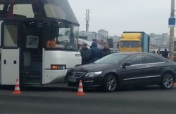 На перехресті Богдана Хмельницького та пл. Повстання легковушка «врізалася» в автобус (фото)