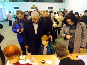 Сапронов зі своєю родиною проголосував на місцевих виборах (фото, відео)