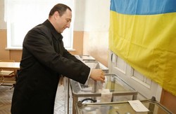 Свій голос віддали на місцевих виборах нардеп Ігор Швайка та губернатор області Райнін