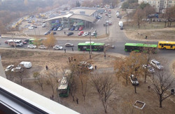 Водію стало зле. На вулиці Ахсарова ледь не розбився тролейбус (фото)