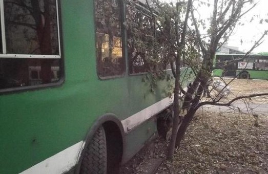 В облуправлінні ДАІ та в мерії прокоментували аварію за участю тролейбуса на Ахсарова (фото, відео)