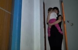 У Дніпропетровську у ліфті ледве не загинула жінка з малюком (фото)