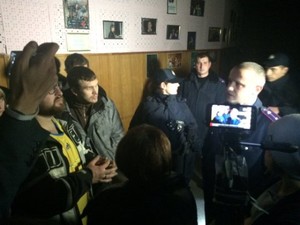 До зали кінотеатру «Україна» прибули поліцейські (фото)