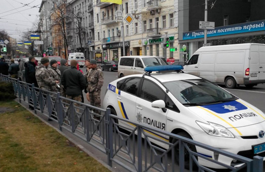 Поліцейські разом з представниками прокуратури затримали два камуфльовані авто на вул. Сумській