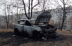 На Салтівському шосе невідомі підпалили іноземну автівку (фото)
