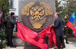 В центрі Луганська встановили новий герб: «Півень на вогнищі» (ФОТО)