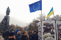 З нагоди Дня Гідності та Свободи у Харкові влаштували мітинг Євромайдану у пам'ятника Шевченка (фото)