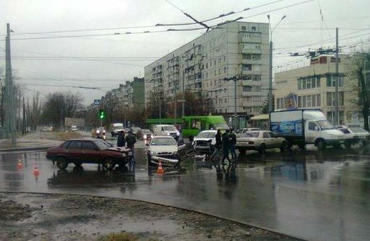 У Харкові сталася жахлива дорожня пригода: водій залишився жив (фото)