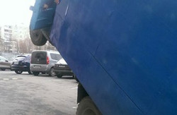 На вулиці Клочківській перекинулася вантажівка (фото)