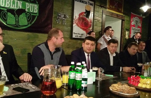 У Харкові голова українського парламенту зустрівся з євромайданівцями у затишній кав’ярні (фото)