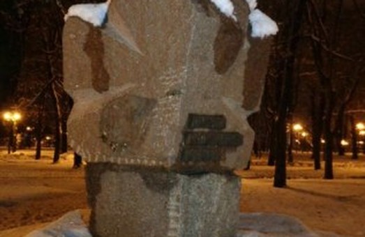 У саду Шевченка вандали спаплюжили монумент (фото, відео)