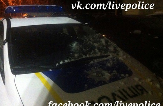 Харківських поліцейських ледь не засипало снігом (фото)