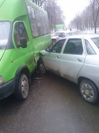 У Харкові на ХТЗ відбулася аварія за участю іномарки та автобуса (фото)