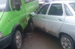У Харкові на ХТЗ відбулася аварія за участю іномарки та автобуса (фото)