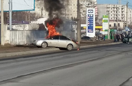 У Харкові на шляху по вул. Шевченка палала іномарка (фото)