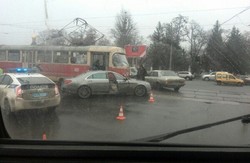 На вул. Академіка Павлова сталася аварія за участю трамвая та іномарки (фото)