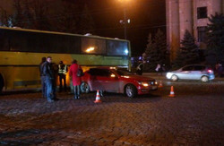 На вул. Сумській у Харкові жовтий «бус» зіткнувся з «Мерсом»