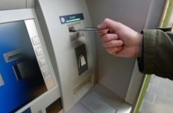 В Криму люди стоять в довгих чергах біля банкоматів, побоюючись втратити гроші