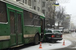 На перетині вулиць Сумської та Маяковського тролейбус зіткнувся з іномаркою