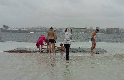 На Дніпропетровщині у крижану воду під час зйомок купання на Хрещення впав оператор з телекамерою (фото)