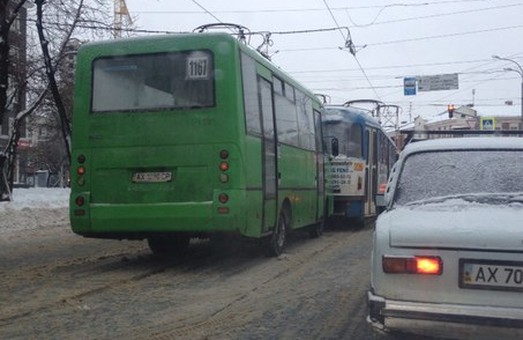 Поблизу перехрестя вулиць Плеханівської та Молочної маршрутка "врізалася" в електротранспорт (фото)