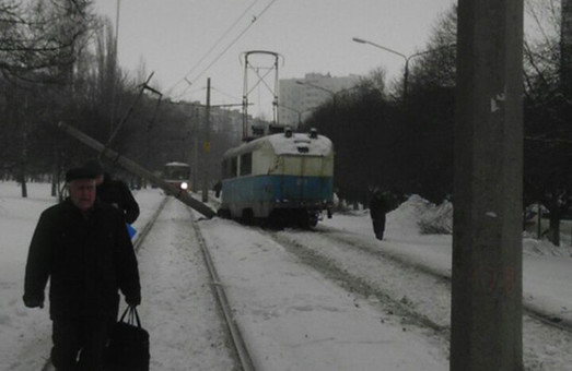 На Героїв Праці електротранспорт врізався у стовп (фото)