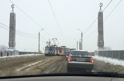 трамвай перекрив рух на балашовському мосту у харкові 28 січня 2016 року