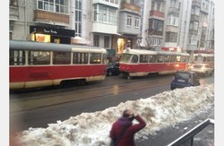 У Харкові треба дозволити трамваям «таранити» авто, що припарковані на зупинках електротранспорту, - петиція від городян